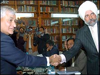 ایڈیشنل سیکریٹری طارق عثمان حیدر اور کے سی سنگھ 