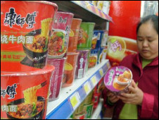 一位女士查看康師傅方便麵的價格 (新華社圖片)