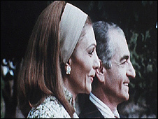 محمد رضا پهلوی شاه سابق ایران وملکه سابق ایران در نمایی از فیلم" سقوط یک شاه"