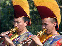 नेपाल में हिंदू और बौद्ध धर्म के अनुयायी रहते हैं. 