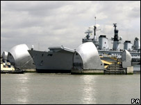 航空母舰通过泰晤士河水闸