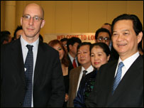 Đại sứ Anh tại Việt Nam Mark Kent và Thủ tướng Nguyễn Tấn Dũng -hình của Nguyễn Hoàng, BBC Tiếng Việt