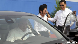 重庆市长黄奇帆视察重庆福特汽车制造厂（27/08/2012，资料照片）