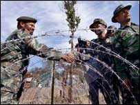 حال ہی میں کنٹرول لائن کے پار ہاتھ ملاتے ہوئے دونوں ملکوں کے فوجی