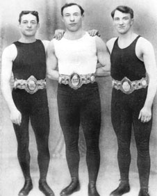 Tom Thomas, Jim Driscoll a Freddie Welsh gyda'u gwregysau