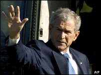 Bush acena ao seguir para o Oriente Médio