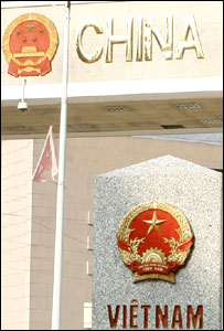 Quốc huy Trung Quốc và Việt Nam tại cửa khẩu ở Vị Xuyên