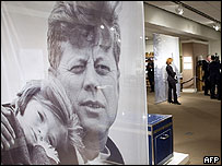 Velkoformátová fotografie JFK s dcerou Caroline je také na prodej