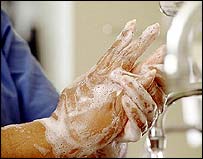 Imagem de pessoa lavando as mãos