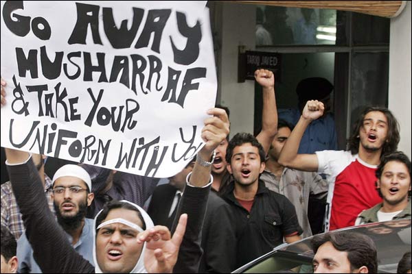 احتجاج اور گرفتاریاں جاری