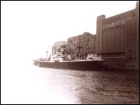 Ship unloading at Baltic Flour Mills - 1962. Photo: Robert Straughton/Rookhow Photographic
