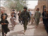 سرباز ناتو و کودکان افغان در کندوز