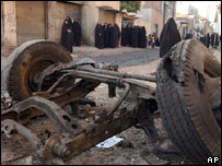 Pedaço de caminhão destruído por bomba no Iraque