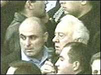 Şevardnadze parlamento binasından çıkarılıyor