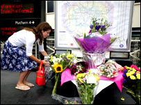 Người dân Luân Đôn đặt hoa ở trước một trong các bến tàu bị đánh bom năm ngoái