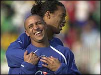 Ronaldinho e Roberto Carlos em treino da Seleção em Budapeste