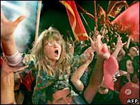 Montenegrinos comemoram aprovação de independência em referendo