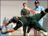 سہواگ پچھتر رنز پر آؤٹ