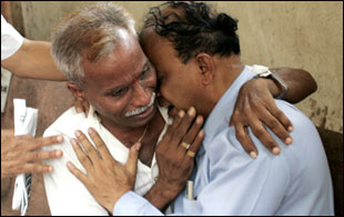 विस्फोट के बाद घायलों को राहत