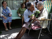 Quando viu que elas não sabiam a letra, ele começou a cantar