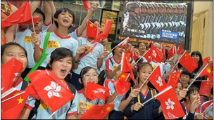 香港小学生在铜锣湾街头收看北京阅兵直播(1/10/2009)