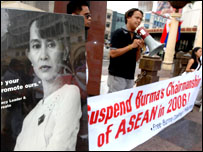Biểu tình đòi ngưng tư cách nước chủ nhà cho hội nghị ASEAN đối với Miến Điện