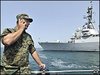 Soldado da Geórgia vê chegada do navio USS McFaul