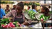 Mujeres trabajando en una "fábrica de flores" en Kenya