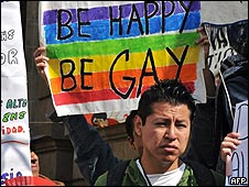 Joven celebrando en las afueras del Congreso del DF