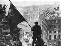 Lính Xô-Viết cắm cờ tại Berlin năm 1945