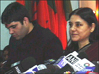 वरूण गाँधी और उनकी माँ मेनका गाँधी