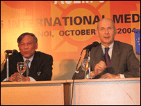 Bộ trưởng Trương Đình Tuyển và Cao ủy Ngoại thương EU Pascal Lamy