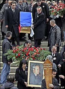 Setelah pidato pelepasan untuk mengenang mendiang, peti mati diberangkatkan ke pemakaman di kota kelahirannya.