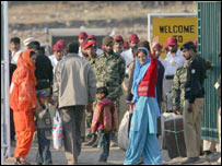  सीमा पार करते लोग 