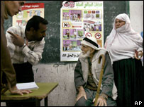 Eleitores palestinos fazem fila para votar em Rafah