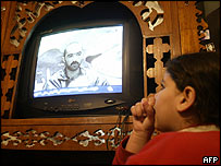 کودک عراقی برنامه اعترافات تلويزيونی را تماشا می کند