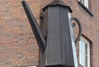 Tebot ar adeilad yn sgwâr Caerfyrddin