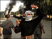 Irak'ta bir araca saldırı düzenleyen direnişçilerin görüntüsü