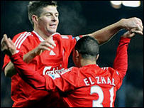 Gerrard ăn mừng bàn thắng với đồng đội