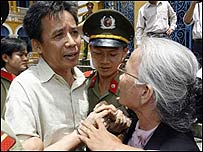 Ông Lê Nguyên Sang và mẹ tại tòa