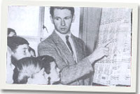 JO hughes yn athro ifanc yn Ysgol Syr Thomas JOnes (drwy garedigrwydd ei frawd, Ifan Hughes)