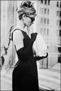 Audrey Hepburn com o famoso tubinho preto em 'Bonequinha de Luxo'