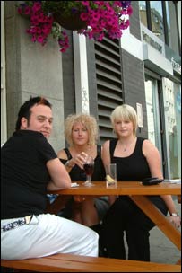 Sinh viên ra quán Bar sau giờ học