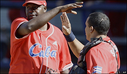 Pedro Luis Lazo es felicitado por el catcher Eriel Sánchez