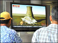 Người Hàn Quốc theo dõi quá trình phá hủy tháp làm nguội hạt nhân