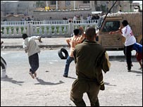 İngiliz askerlerine saldıran Basralılar