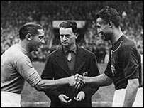 O italiano Giuseppe Meazza cumprimenta Gyorgi Sarosi antes da final