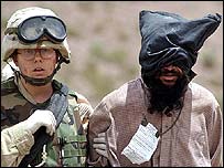 Voják s afghánským vězněm