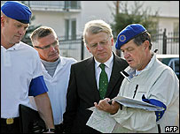 O chefe da missão de monitoramento, Hansjoerg Haber (2º a partir da dir.) em Mukhrani, Geórgia