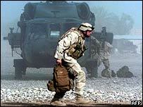 سرباز آمريکا پس از خروج از هليکوپتر